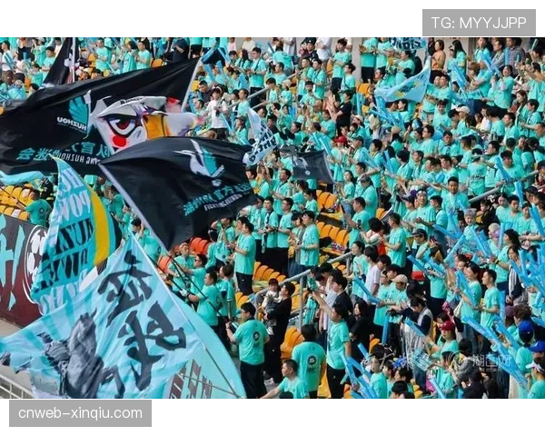 观众席有趣一幕:小球迷高举写有“PPDA 7.2”的数据牌,为自家球队的压迫强度助威 观众席有趣一幕:小球迷高举写有“PPDA 7.2”的数据牌,为自家球队的压迫强度助威